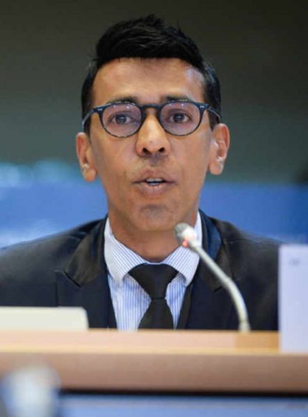 Datei:YounousOmarjee3.jpg